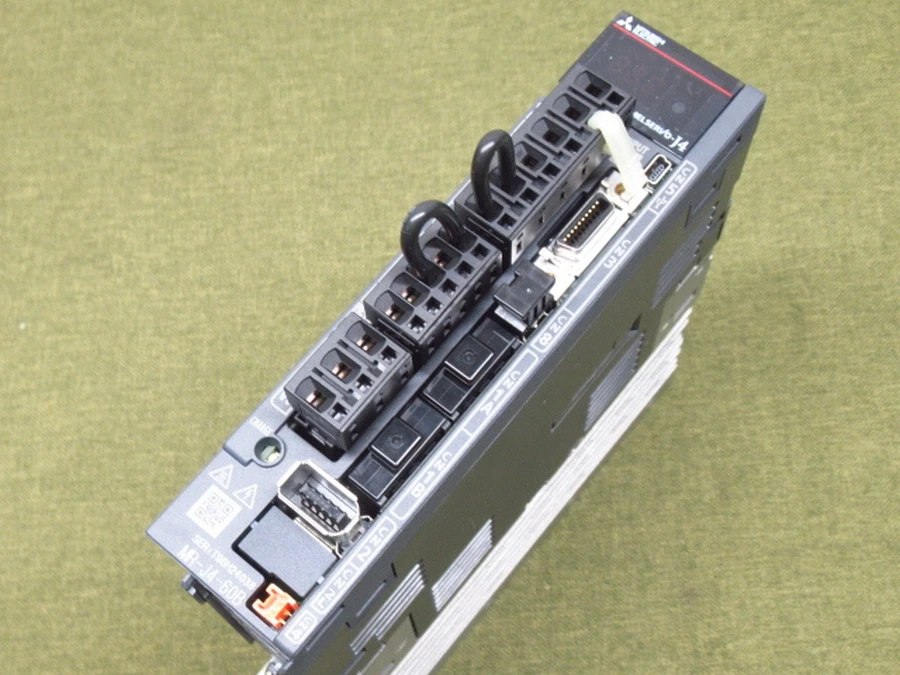 三菱電機 MR-J4-60B
  接続端子・コネクタ
