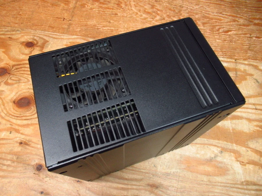 オムロン FH-2050 筐体天面・冷却ファン排気部