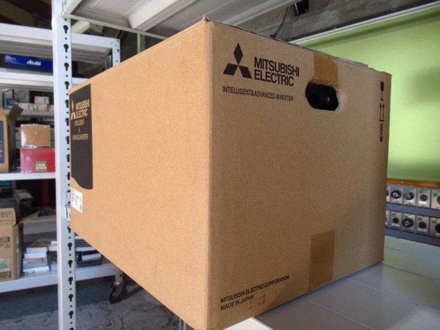 三菱電機 FR-A820-15K-1 未開封梱包箱側面外観