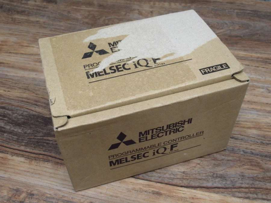 三菱電機 FX5U-32MR/ES 元箱天面外観・テープ剥がし痕