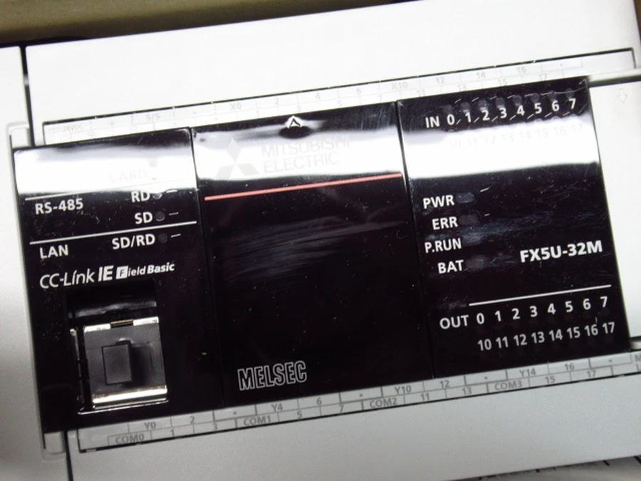 三菱電機 FX5U-32MT/DS 本体前面パネル・保護フィルム貼付状態
