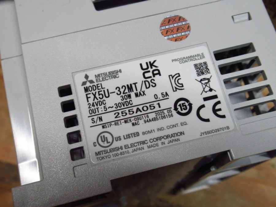 三菱電機 FX5U-32MT/DS 本体銘板・2025年5月製造刻印・ホログラムシール