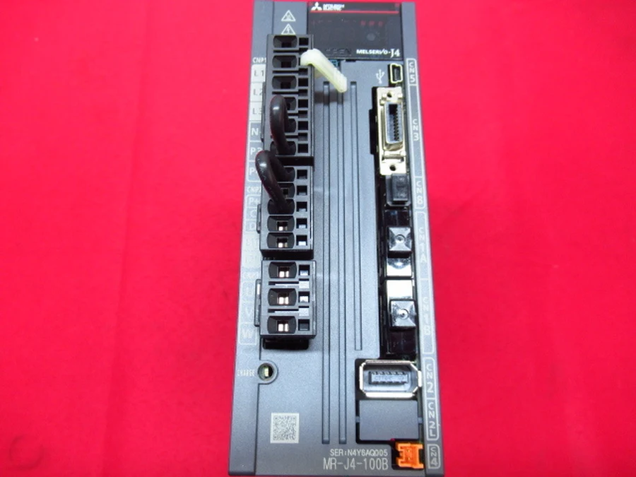 三菱電機 MR-J4-100B 本体正面インターフェース部外観