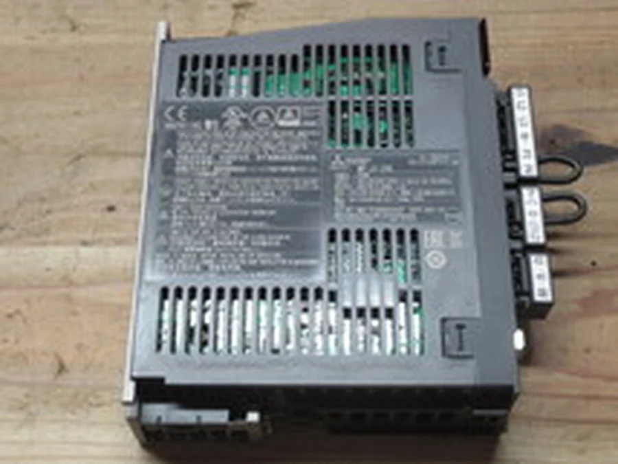 三菱電機 MR-J4-20B サーボアンプ本体外観側面