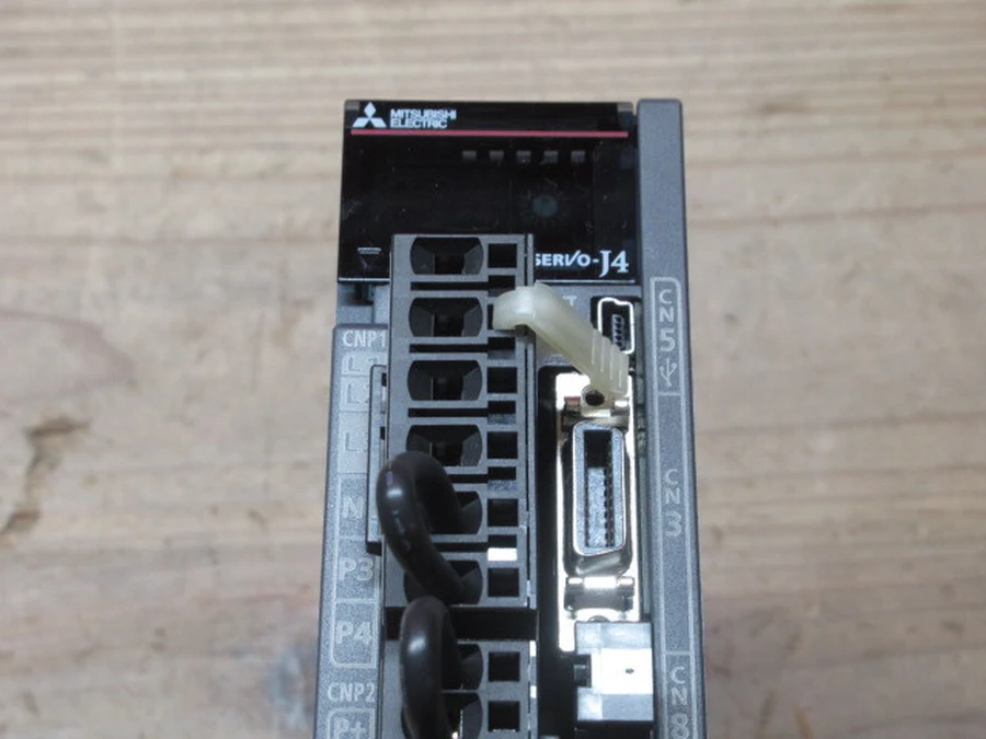 三菱電機 MR-J4-20B 正面上部・コネクタ・端子台