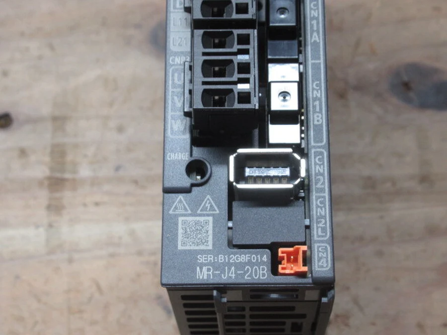 三菱電機 MR-J4-20B 正面下部・前面刻印・信号端子部