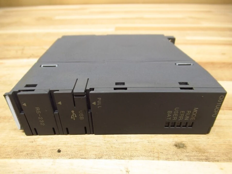 三菱電機 Q01UCPU 本体前面パネル・ポート部拡大