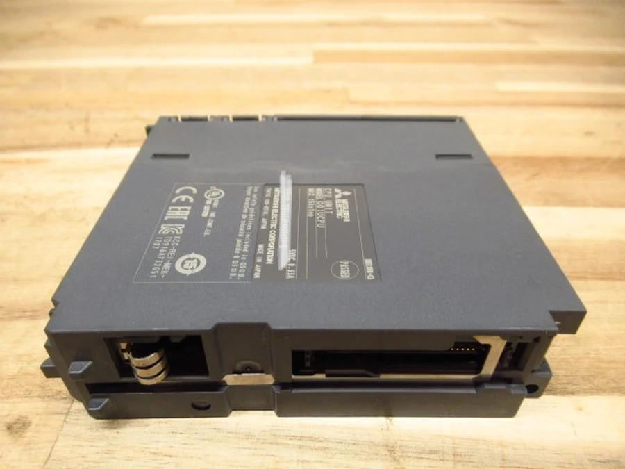 三菱電機 Q01UCPU 側面仕様銘板・底面ベース接続コネクタ