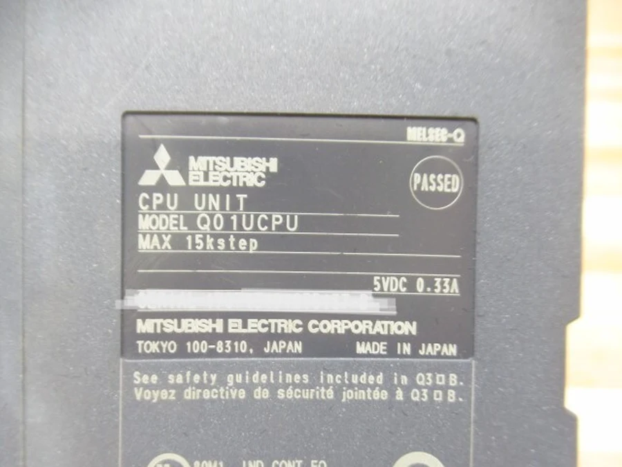 三菱電機 Q01UCPU 側面仕様銘板拡大・PASSED検定印