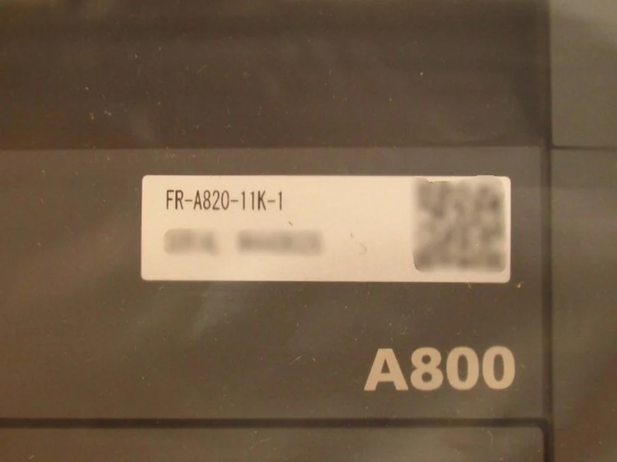 三菱電機 FR-A820-11K-1 本体銘板・A800刻印